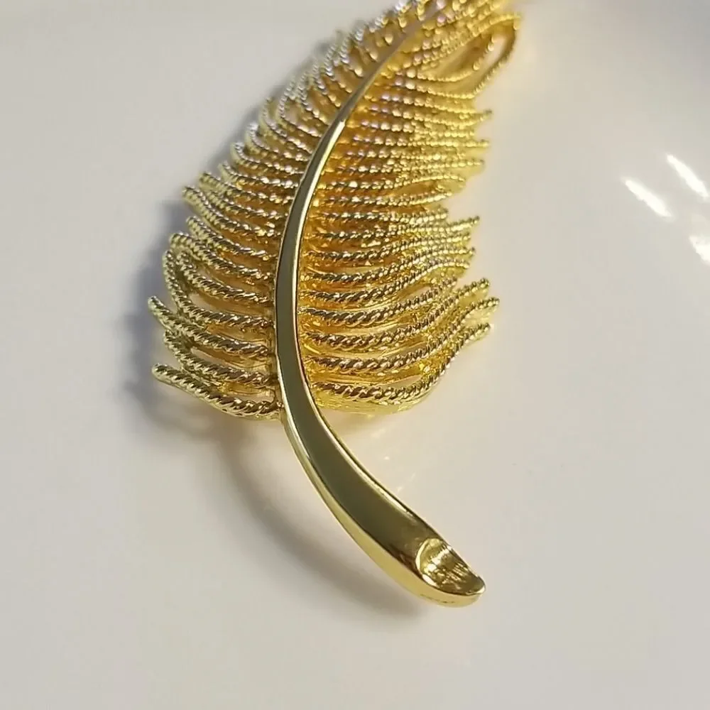 Vintage: 60's Monet Leaf Brooch